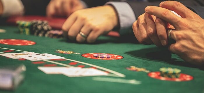 Gambling Online vs. Offline – Pros and Cons